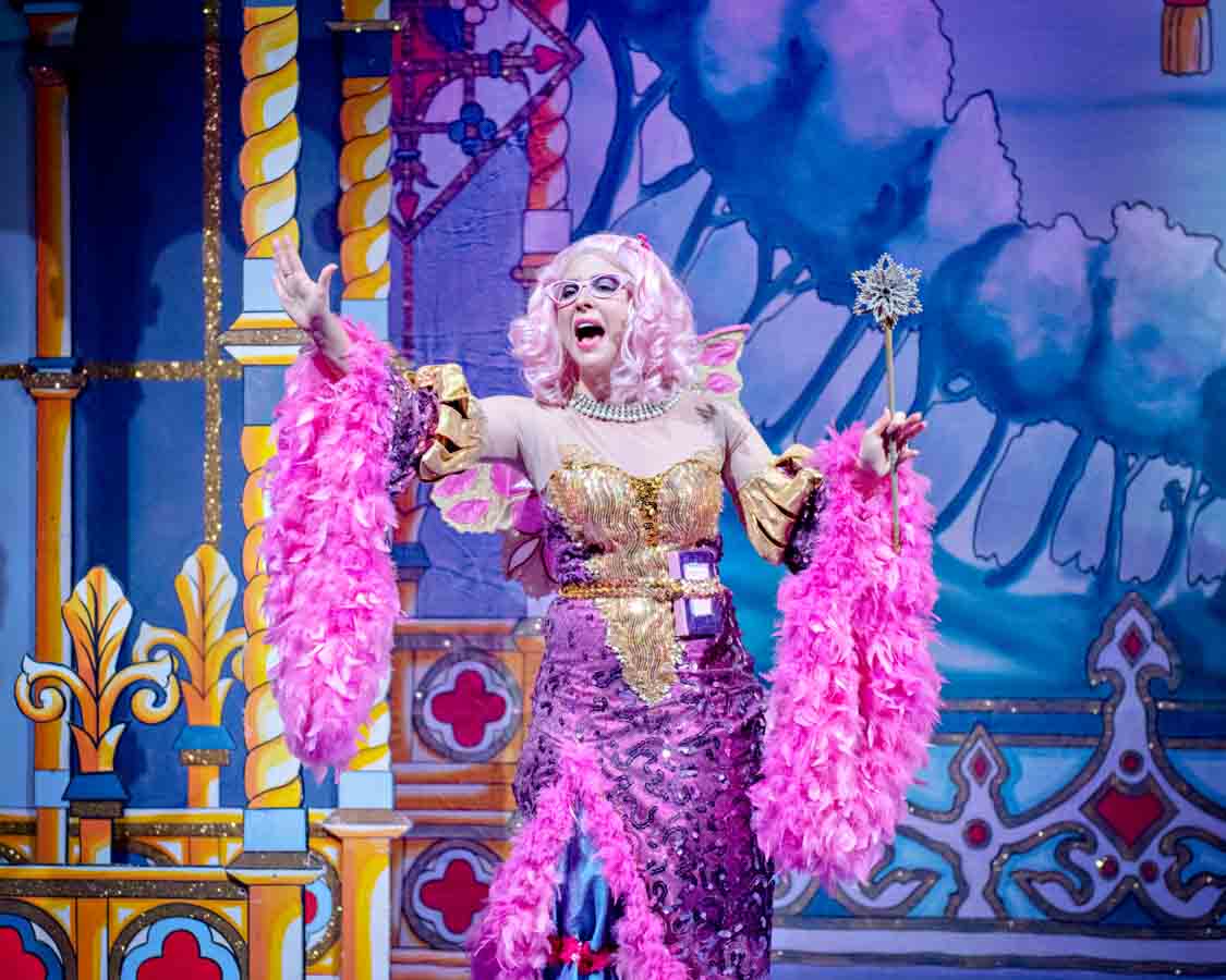 Fariy Fa La La La La La La La singing on stage 